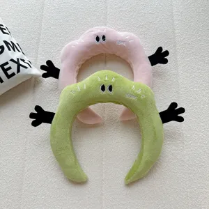 Détail du bandeau nuage en peluche mignon, serre-tête drôle pour visage avec mains, doux.