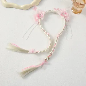 Close-up details van de roze vlinder vlecht haarband voor kinderen, lieve prinsessen haaraccessoire.
