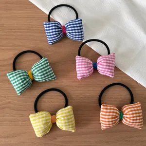 Vue détaillée de l'ensemble d'élastiques à cheveux à nœud vichy, jolis accessoires en tissu.