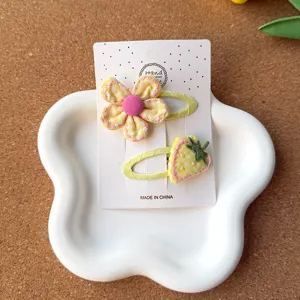 Enfants mignon ensemble de pinces à cheveux en tissu fleur jaune et fraise pour petites filles.