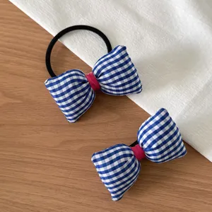 Chouchou noeud carreaux bleu et blanc vue detaille, accessoire cheveux en tissu pour tous les jours.