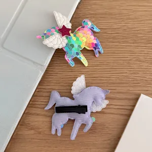 Détail de la pince à cheveux licorne à sequins avec ailes scintillantes et clip en métal solide.