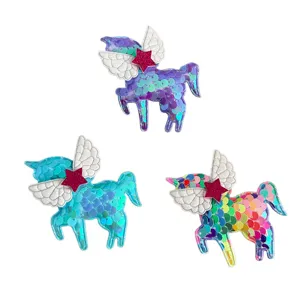 Détail du patch licorne à sequins avec ailes, paillettes colorées et décoration en étoile.