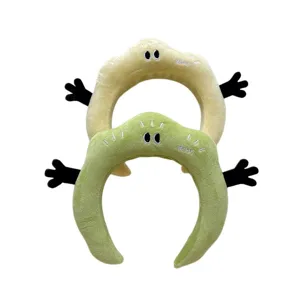 Gros plan détaillé du joli serre-tête en peluche avec yeux rigolos et mains câlines.
