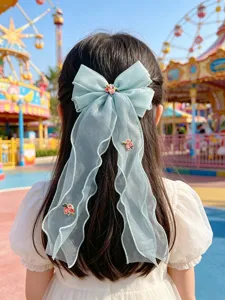 Kinder Organza Haarschleife Spange mit süßer Rosenstickerei und langen Bändern für Mädchen.