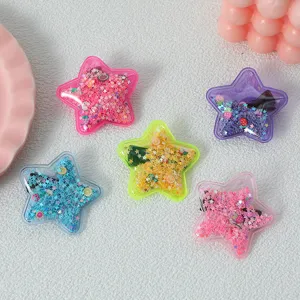 Gros plan détaillé de jolies pinces à cheveux étoile avec des paillettes colorées et fruits.
