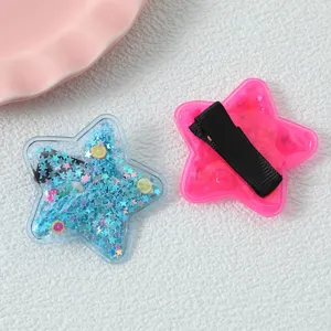 Détail de pince à cheveux sable mouvant étoile, design transparent avec paillettes et pièces.