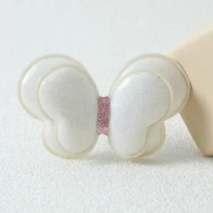 Gros plan détail de l'accessoire de pince à cheveux papillon double couche blanc.