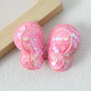 Primo piano dettagliato forcina farfalla paillettes rosa, bellissimo accessorio fiocco luce.