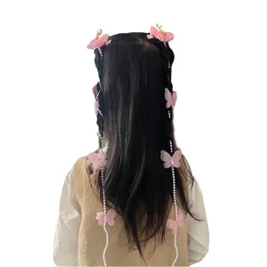 Vue détaillée de pinces à cheveux papillon roses mignonnes avec chaînes de perles pour coiffure.