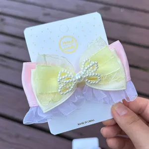 Detalle de pinza de pelo de lazo de perlas, accesorio de pelo de cinta bonito para mujeres.