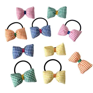 Détail de chouchou nœud à carreaux colorés, bel accessoire de cheveux en tissu élastique.