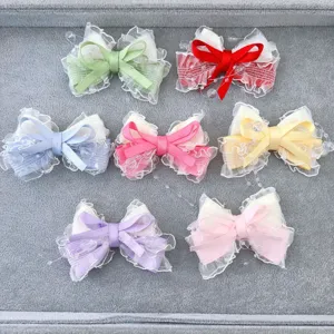 Primo piano di fermagli per capelli con fiocco in tulle doppio fatto a mano e perle.