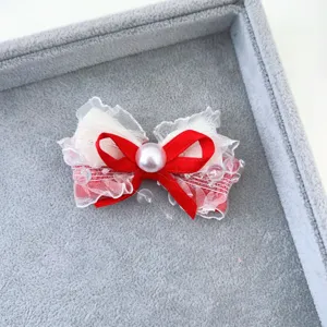 Fermaglio per capelli con fiocco rosso e bianco fatto a mano con perla e pizzo, accessorio dolce.