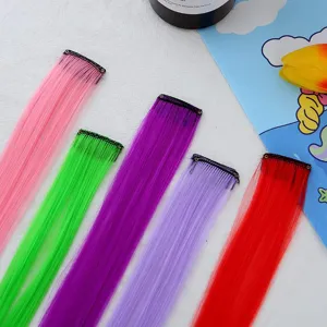 Vue détaillée de pinces d'extension de cheveux colorées aux mèches roses vertes violettes rouges.