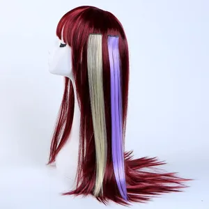 Vue détaillée des extensions de cheveux colorées avec perruque rouge et mèches lisses.