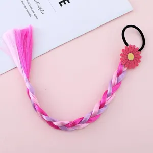 Primo piano dettagliato della treccia di capelli sintetici con fiore rosa ed elastico.