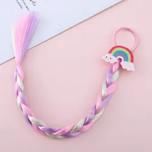 Dettaglio dell'extension per capelli treccia arcobaleno nuvola colorata, accessorio per capelli.