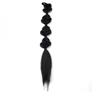 Vue détaillée de l'extension de cheveux tressée avec des mèches noires et bleues et attache.