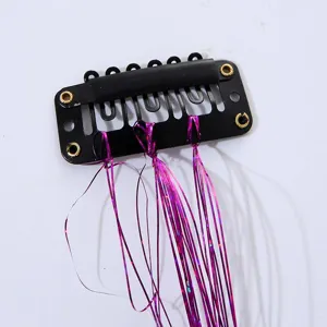 Détail en gros plan d'extension de tinsel de cheveux à clip avec des mèches violettes.