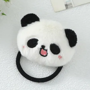 Détail de chouchou en peluche panda mignon, anneau de cheveux animal pour enfants.