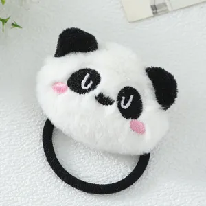 Gros plan détaillé du chouchou panda en peluche, texture duveteuse et élastique noir fin.