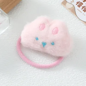 Detalle de lindo coletero de conejo de peluche rosa, accesorio de cabello para niños.