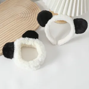 Gros plan détaillé sur le joli set de serre-tête et bracelet en peluche style panda.