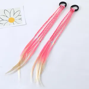 Nahaufnahme von bunten synthetischen Haarverlängerungen Zöpfen für das Kinderstyling.