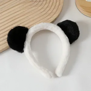 Détail de serre-tête oreilles de panda en peluche, matériau doux pour maquillage et visage.