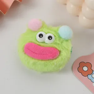 Adorable pince à cheveux en peluche monstre vert avec grands yeux et lèvres roses mignonnes.