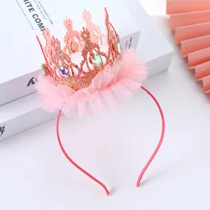 Detailansicht des niedlichen rosa Kronen-Haarreifs mit Glitzer, Strass und Tüll für Kinder.