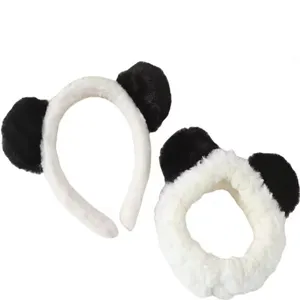 Vue détaillée du bandeau panda en peluche douce et du bandeau de maquillage pour le visage.