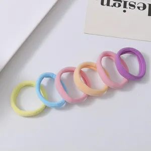 Vista dettagliata di un set di elastici per capelli morbidi colorati su sfondo bianco.