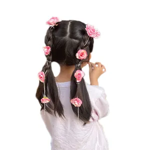 Pinzas de pelo de flores rosas con cadenas de cristales para peinados de niñas.