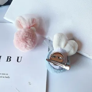 Vue détaillée de la pince à cheveux et broche mignonne en peluche oreilles de lapin.
