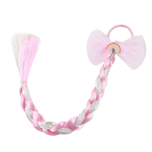 Primer plano de la cola de caballo trenzada infantil colorida con lazo rosa y arco iris.