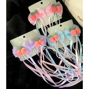Molletta capelli fiocco pesca con nappa di perle vista dettagliata per ragazze alla moda