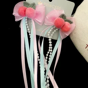 Fermagli per capelli con fiocco di pesca e nappe di perle per bellissime acconciature dolci.