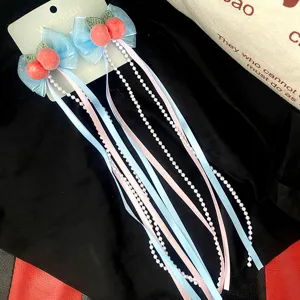 Grazioso fermaglio per capelli con fiocco, pesca e nappe di perle, ideale per look quotidiani.