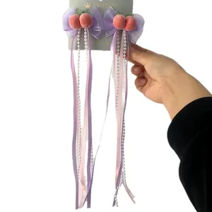 Deliziose mollette per capelli con fiocco viola, nappe di perle e pesche di peluche.