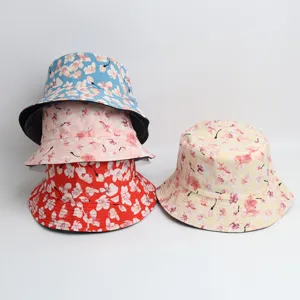 Vue détaillée des bobs à fleurs avec des imprimés de fleurs de cerisier et un design réversible.