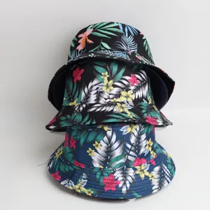 Gros plan détaillé sur le chapeau bob fleuri estival en beau tissu imprimé tropical.