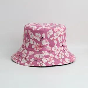 Gros plan sur le motif floral rose et les détails du tissu du chapeau bob.