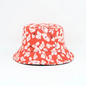 Vue détaillée chapeau bob floral rouge, design imprimé fleuri vintage, protection solaire.