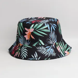 Vue détaillée du chapeau bob à imprimé tropical tendance, tissu noir avec des fleurs colorées.