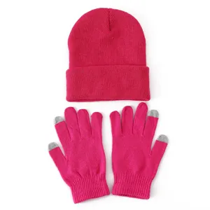 Detail van de helderroze gebreide muts en touchscreen handschoenen voor warme winter.