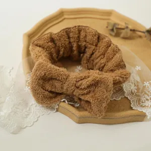 Primo piano della fascia per capelli con fiocco in morbido velluto marrone, accessorio.