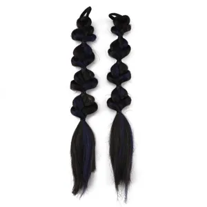 Vue détaillée des extensions de cheveux tressés avec mèches noires et bleues, coiffure.