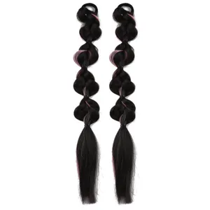 Extensions de cheveux tressées style boxer avec mèches roses pour un look tendance.